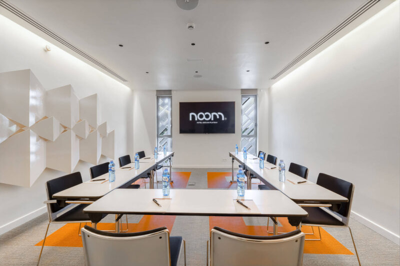 ::eng meeting room Noom Hotel Abidjan / ::fr salle de réunion Noom Hotel Abidjan