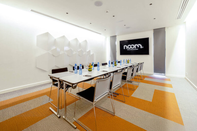 ::eng meeting room Noom Hotel Abidjan / ::fr salle de réunion Noom Hotel Abidjan