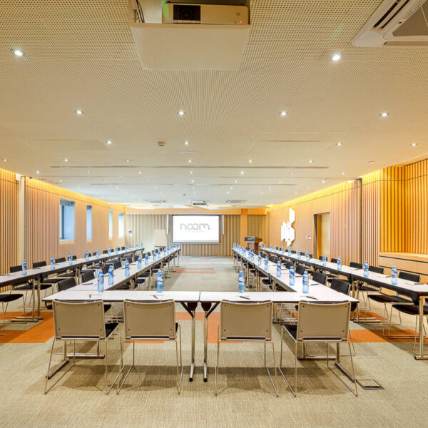 ::eng meeting room Noom Hotel Abidjan / ::fr salle de réunion Noom Hotel Abidjan