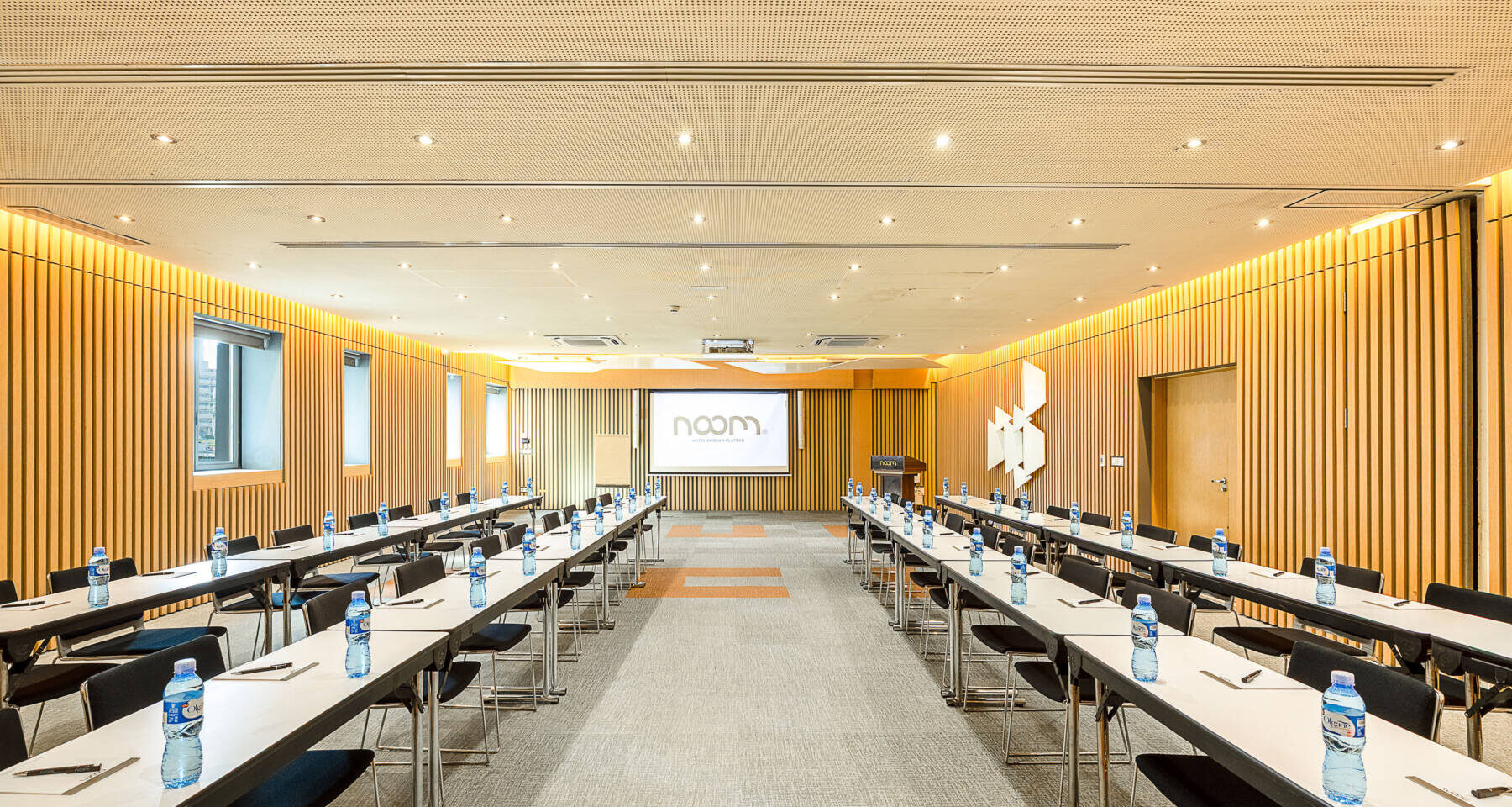 ::eng meeting room Noom Hotel Abidjan / ::fr salle de réunion Noom Hotel Abidjan