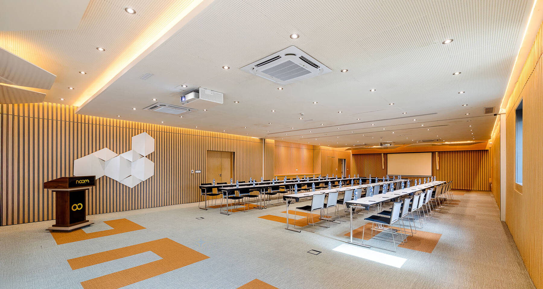 ::eng meeting room Noom Hotel Abidjan / ::fr salle de réunion Noom Hotel Abidjan