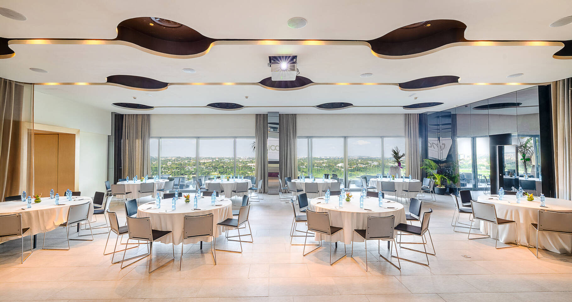 ::eng meeting room Noom Hotel Abidjan / ::fr salle de réunion Noom Hotel Abidjan