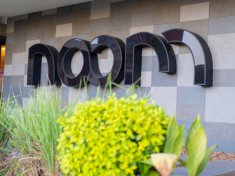 the word noom that is on a wall