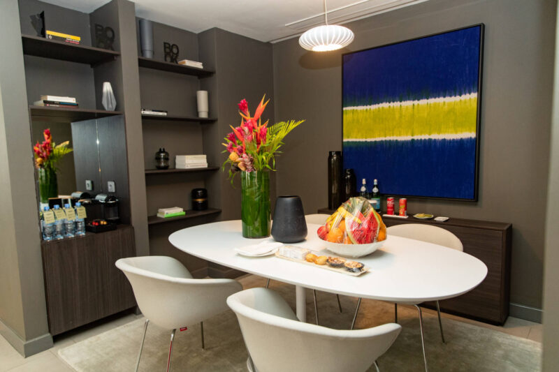 salle à manger suite prestige avec vue lagune au plateau à Abidjan