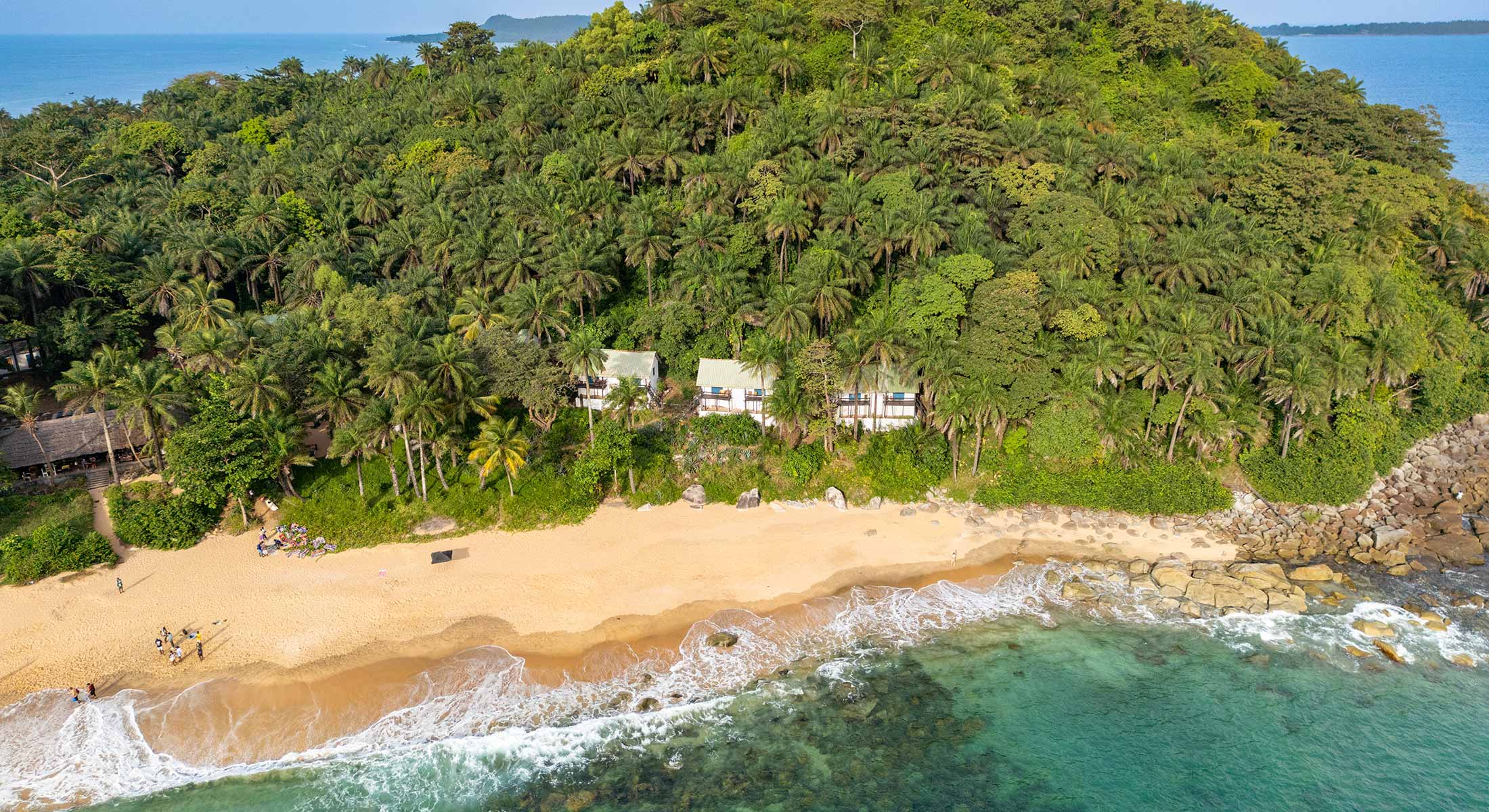 une vue aérienne d'une plage entourée d'une forêt tropicale