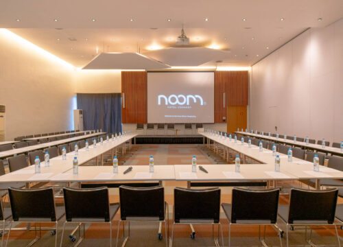 une salle de conférence avec une table blanche et des chaises