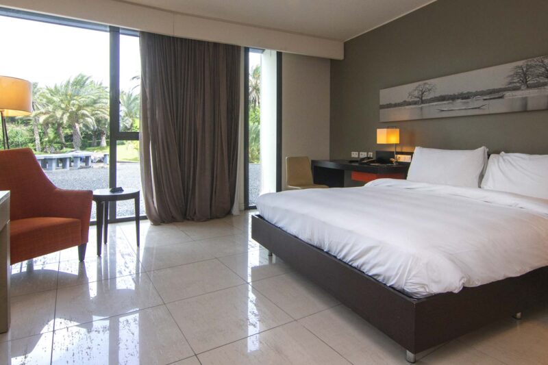 une chambre d' hôtel avec un lit et une chaise