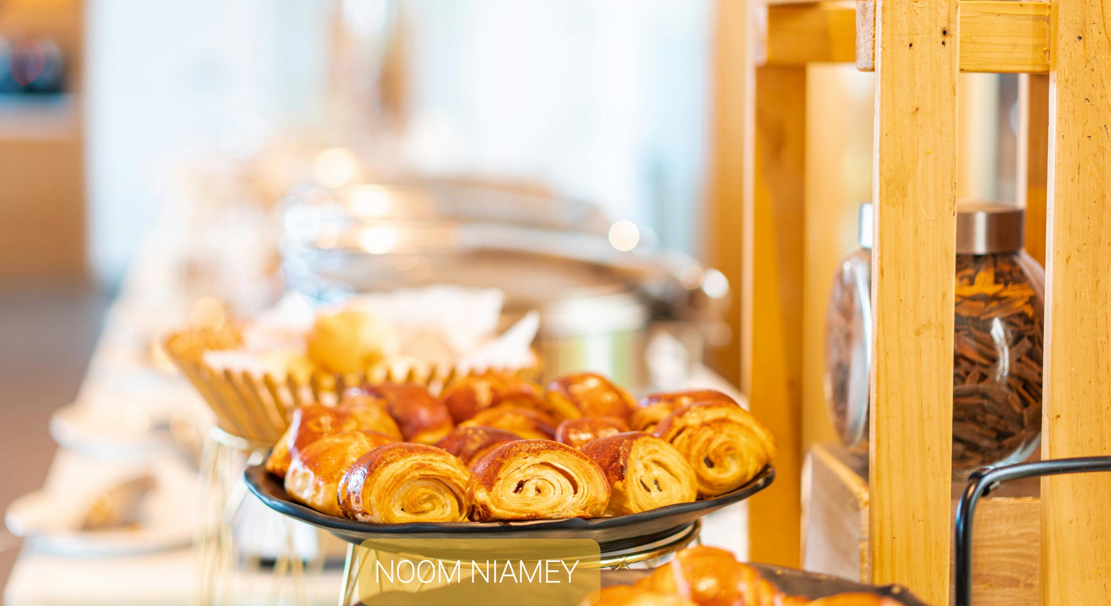 a display of pastries with the words noom niamey in the corner