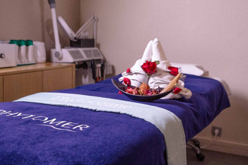 une table de massage bleue avec une couverture bleue 