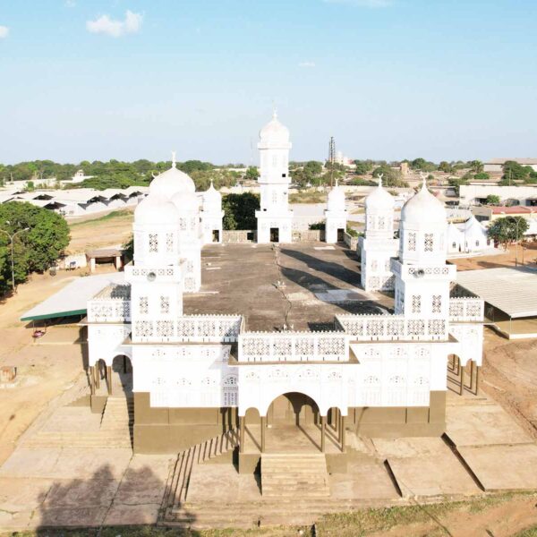 une vue aérienne d' une grande mosquée blanche