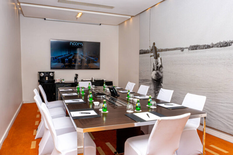 une salle de conférence avec une longue table et des chaises