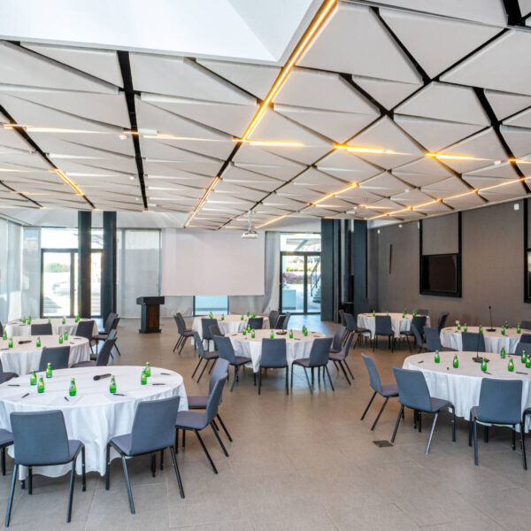 ::eng meeting room Noom Hotel Dakar The Venue / ::fr salle de réunion Noom Hotel Dakar The Venue