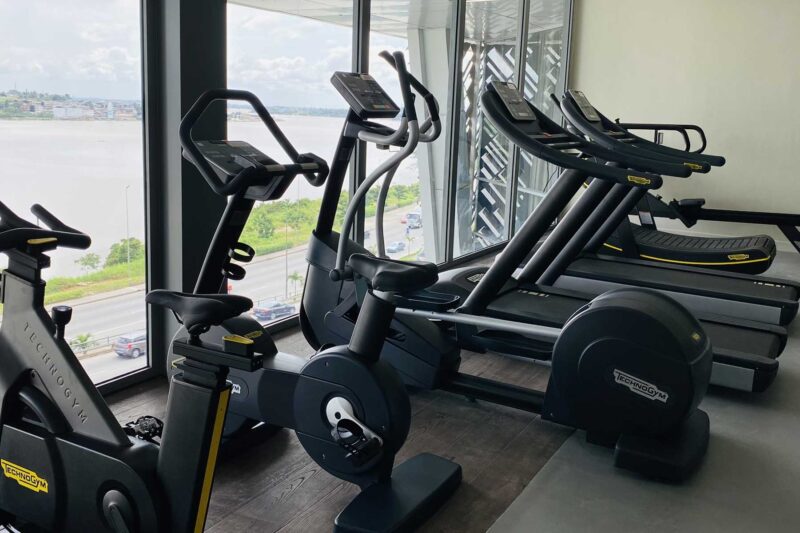 une salle de sport avec des vélos et des tapis de course technogym