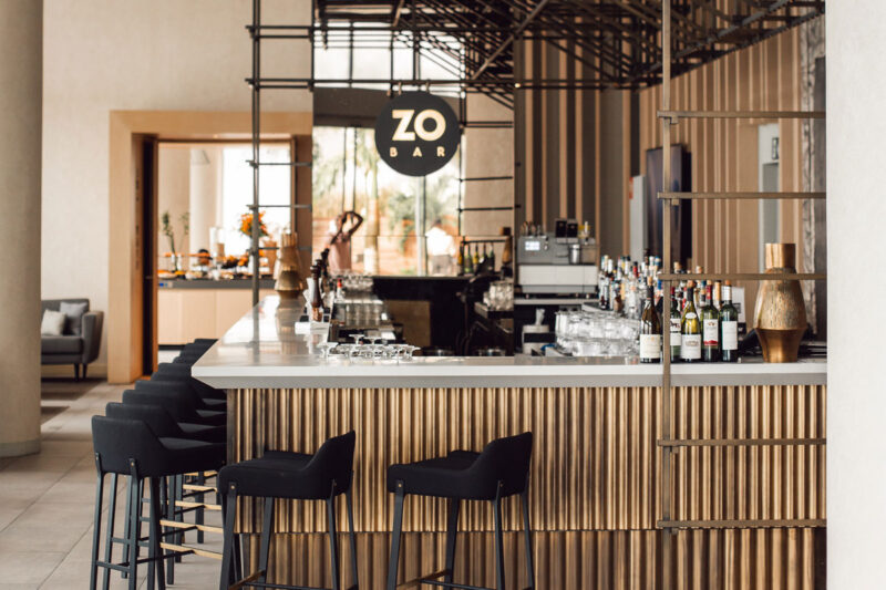 un bar avec des chaises et un signe zo bar