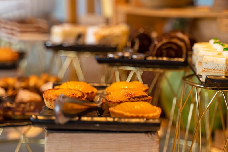 une table de desserts avec des tartes et des gâteaux