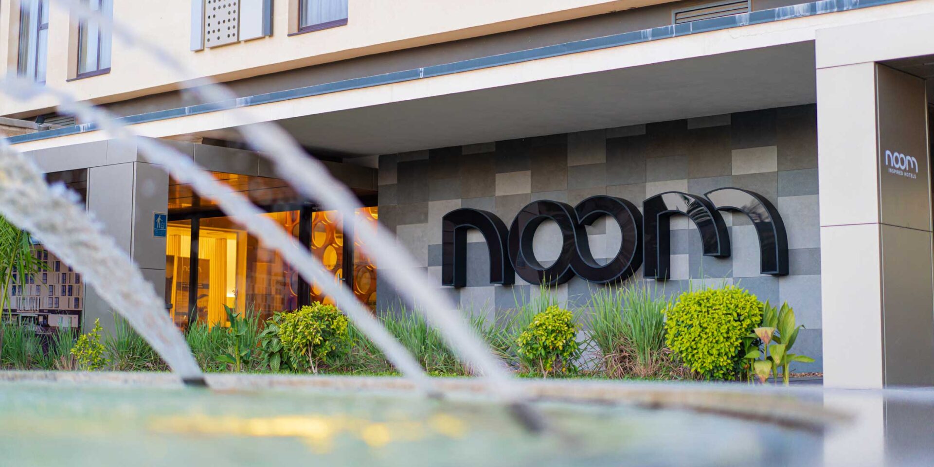 the word noom is on the side of a building