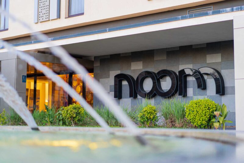 une fontaine à l'extérieur d' un bâtiment avec le logo noom