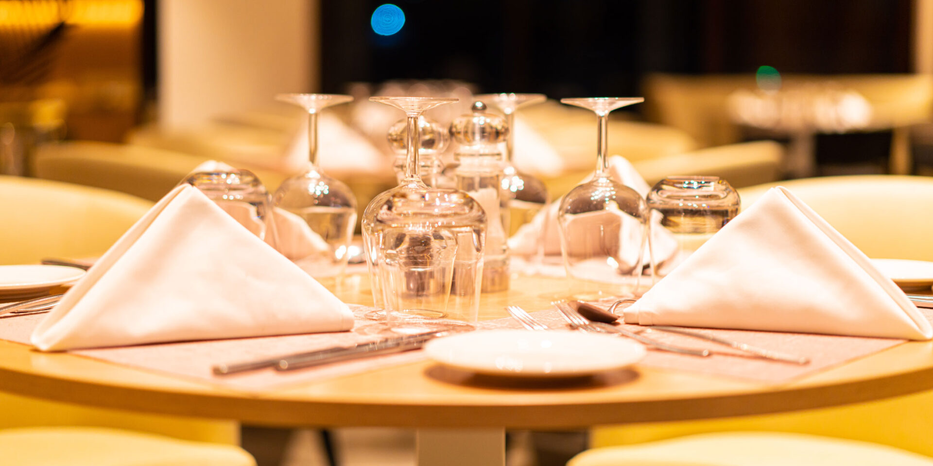 une table avec des couverts et des verres sur elle