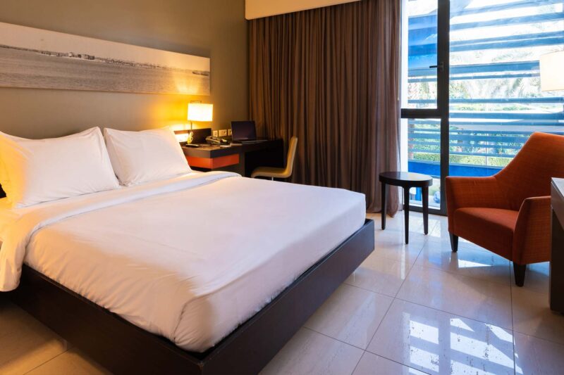 une chambre d'hôtel avec un lit et une chaise