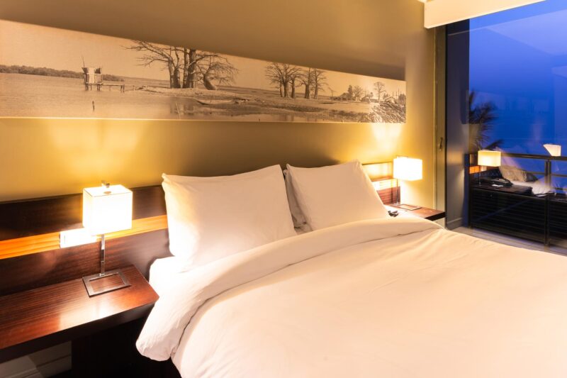 une chambre d' hôtel avec un lit et une peinture sur le mur