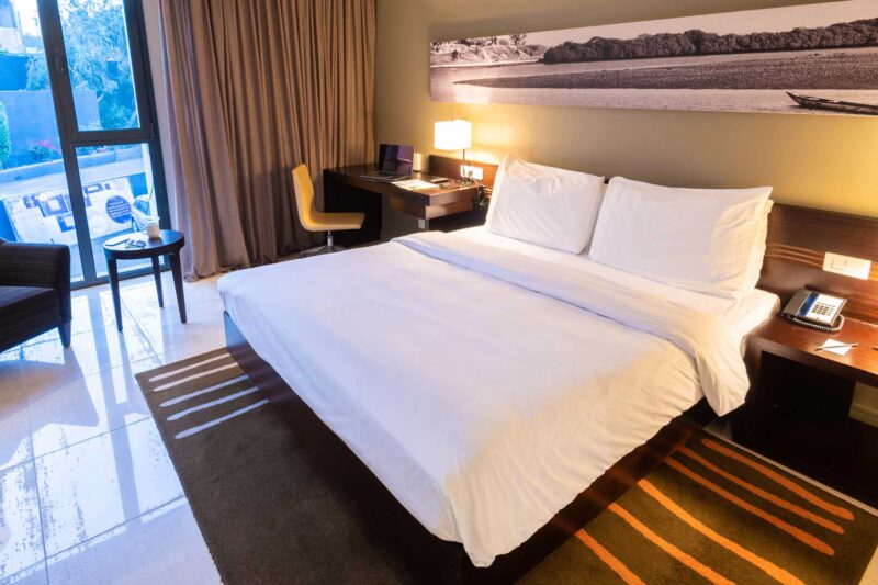 une chambre d' hôtel avec un lit et un bureau