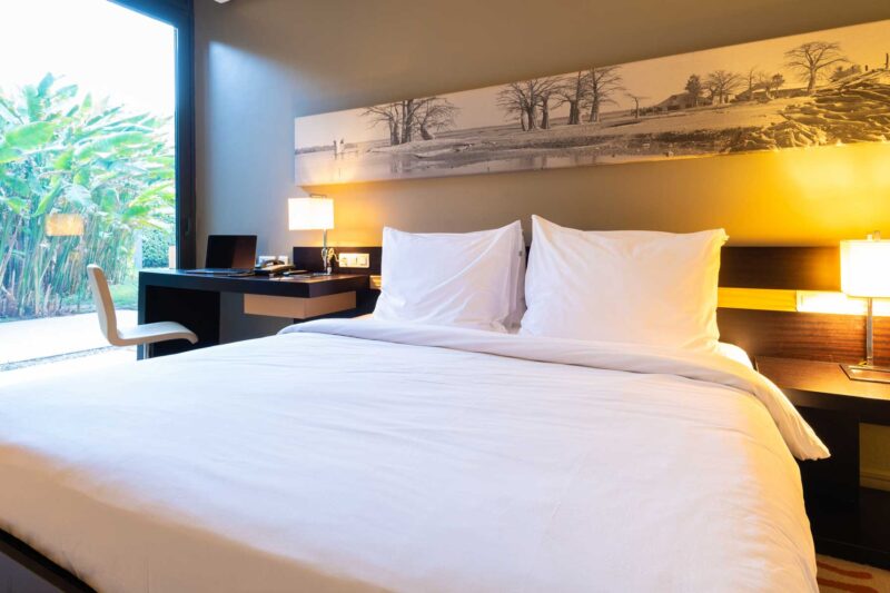 une chambre d'hôtel avec un lit et un bureau