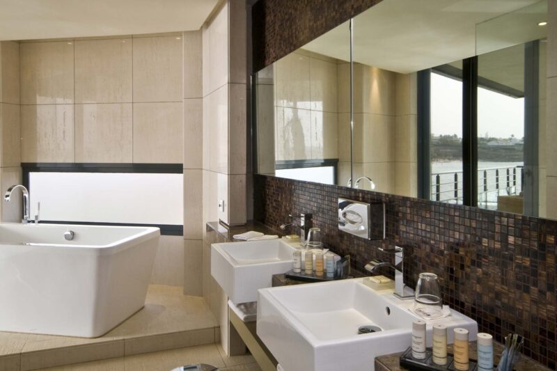 une salle de bain avec deux lavabos et une baignoire
