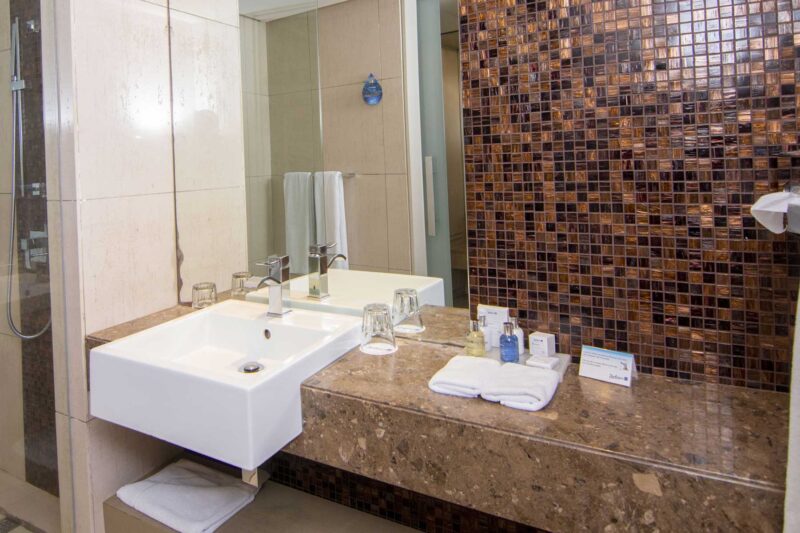 une salle de bain avec un lavabo et un miroir