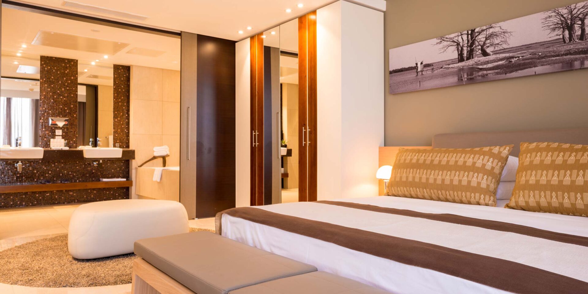une chambre d' hôtel avec un lit king size et une salle de bain