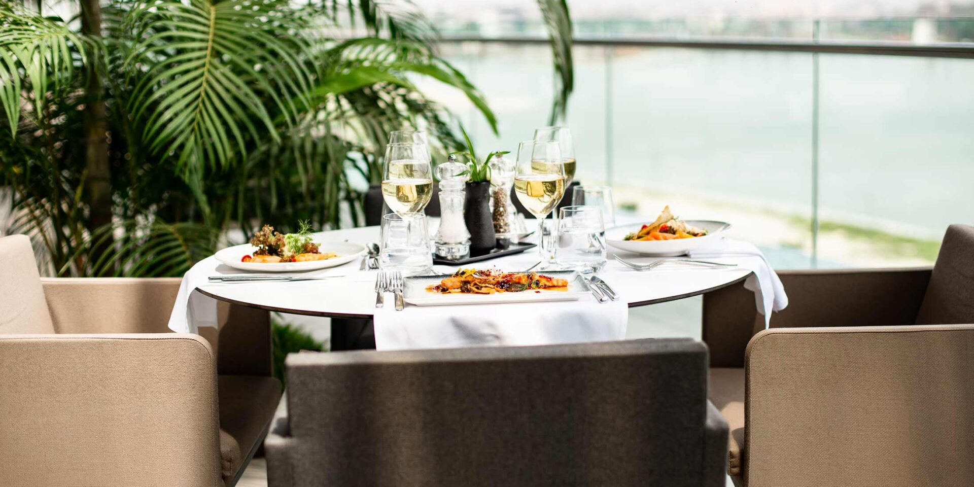 une table avec des assiettes de nourriture et des verres de champagne