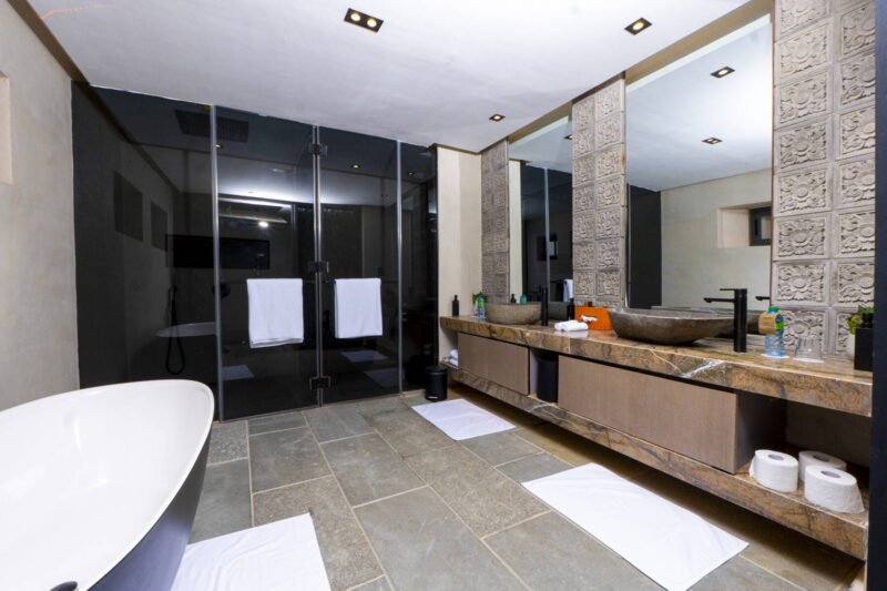 douche dans une villa du Noom Dakar