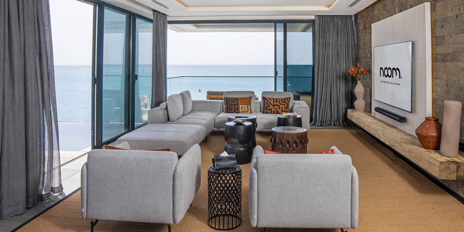 Salon moderne avec vue sur l'océan.