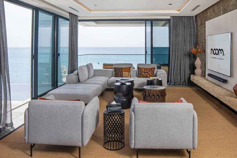 Salon moderne avec vue sur l'océan.