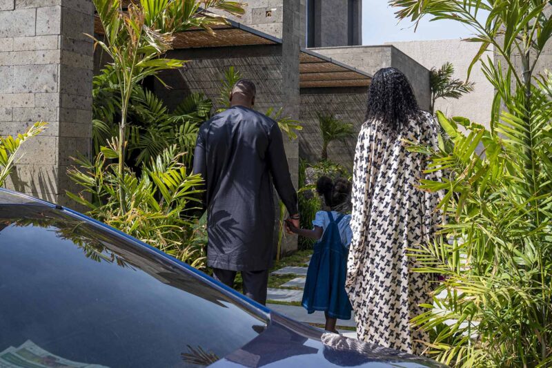 Une famille se dirigeant vers une maison moderne.