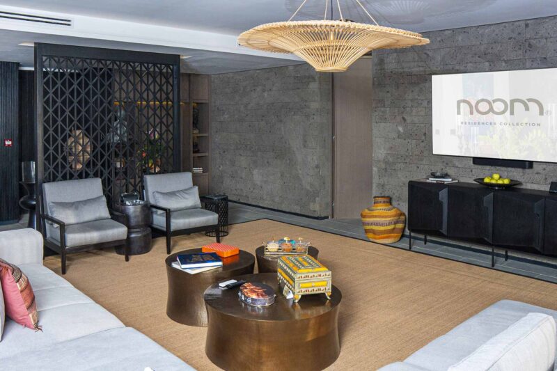 Un salon moderne avec un mobilier et une décoration élégants.