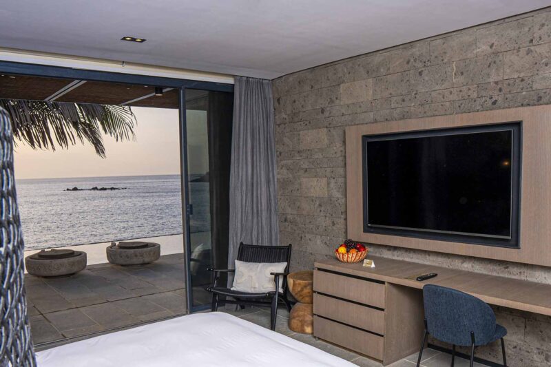 Chambre avec vue sur l'océan et télévision.