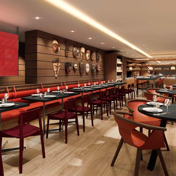 Restaurant d'hôtel moderne avec des chaises et des tables rouges, ainsi que des masques africains accrochés aux murs en bois.